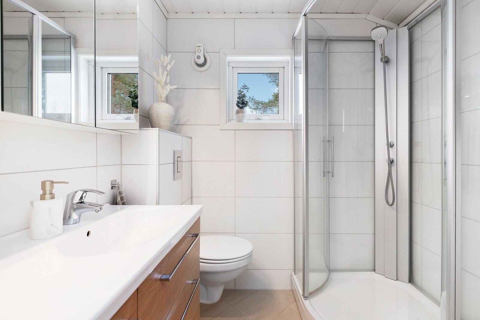 Pent, flislagt bad fra 2010 med varmekabler i gulv. Badet er utstyrt med nedfelt servant, vegghengt toalett og dusjkabinett. Galleribilde