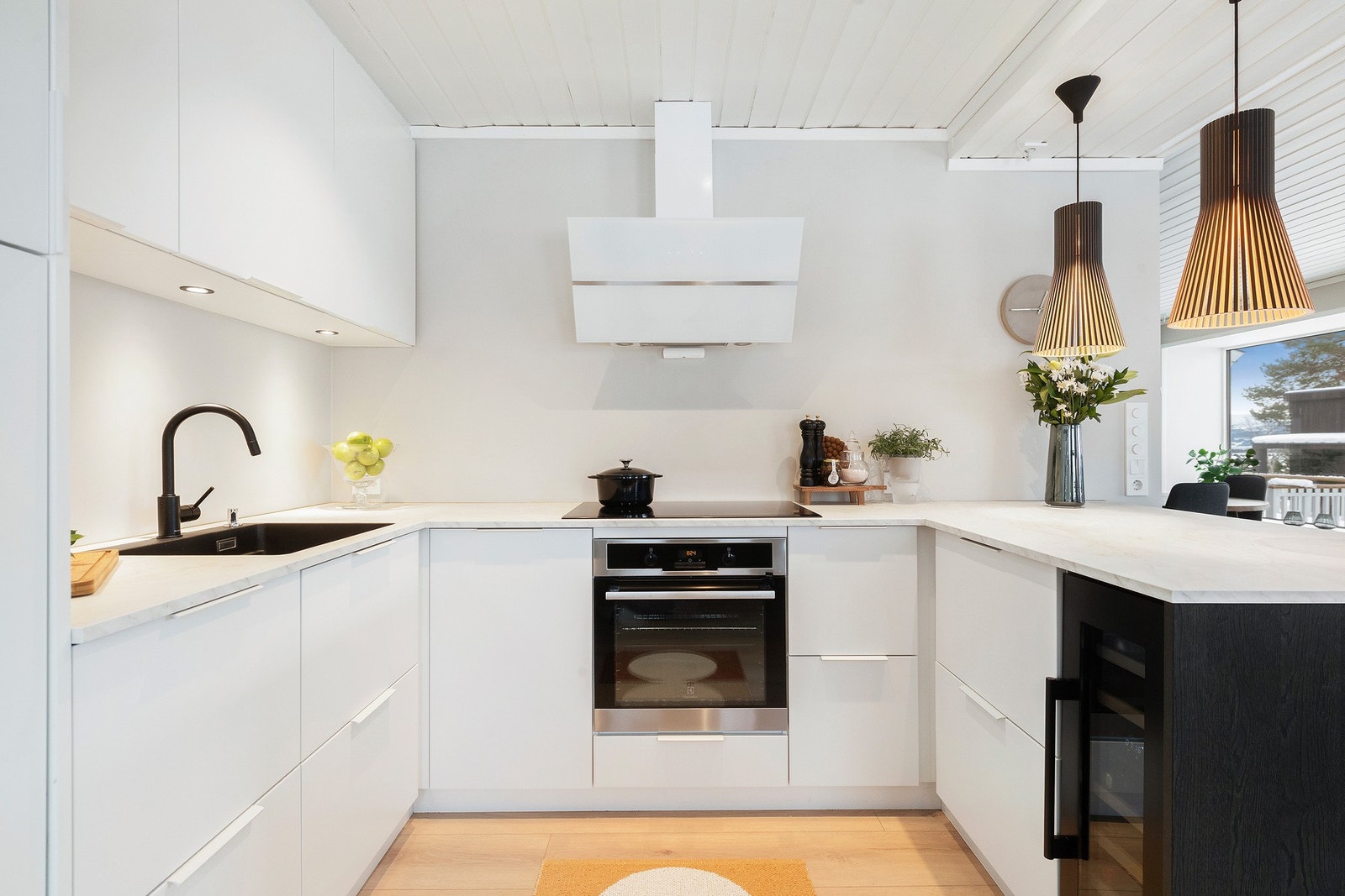 Kjøkkenet er utstyrt med integrert stekeovn, koketopp, oppvaskmaskin og vinskap Galleribilde