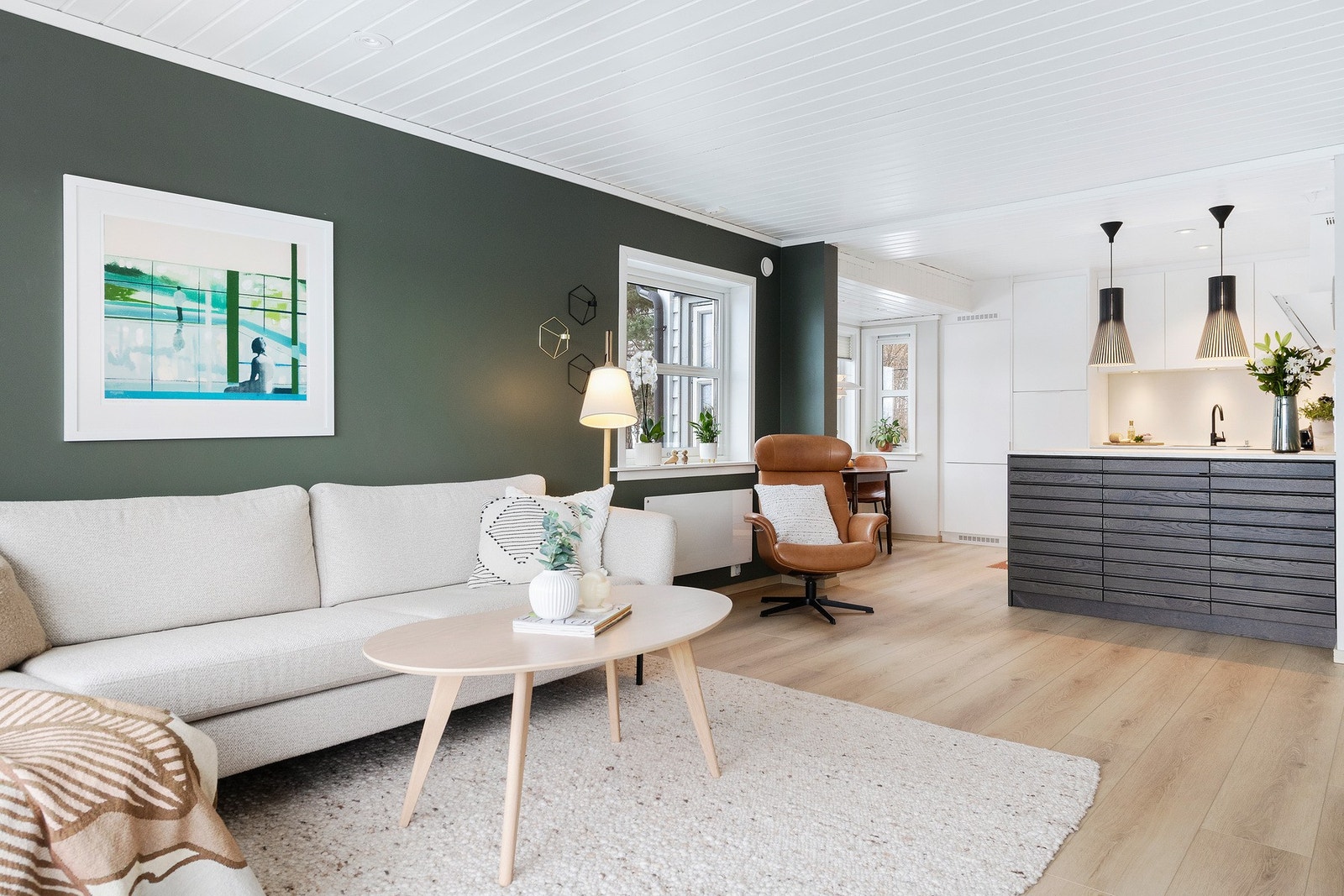 Stuen og kjøkkenet har åpen løsning, men den moderne kjøkkeninnredningen gir en fin avgrensing mellom rommene Galleribilde