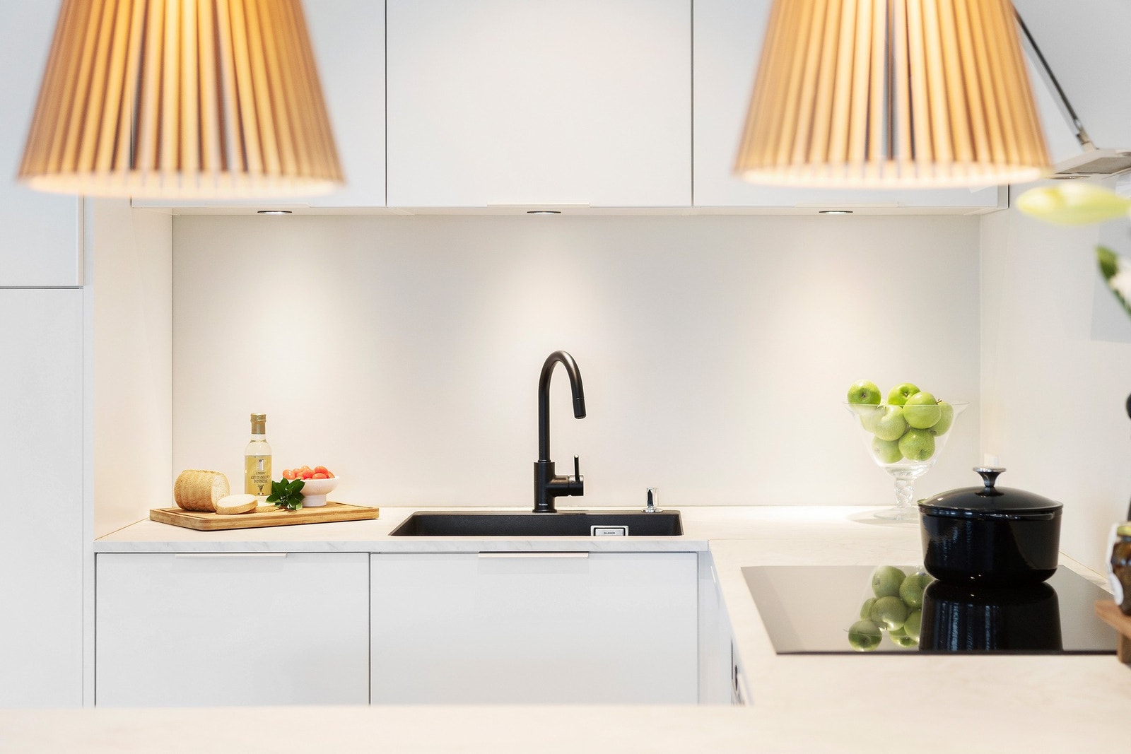 Kjøkkenet har integrerte downlights i skap, samt installert komfyrvakt og lekkasjesikring Galleribilde