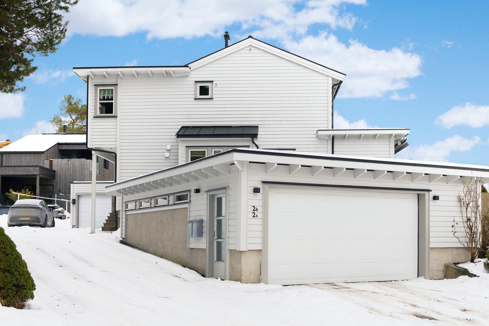 Boligen har egen garasje på 43m². Elbil-lader er montert. Galleribilde