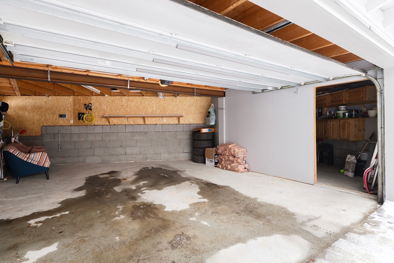 Romslig enkelgarasje med gode oppbevaringsmuligheter Galleribilde