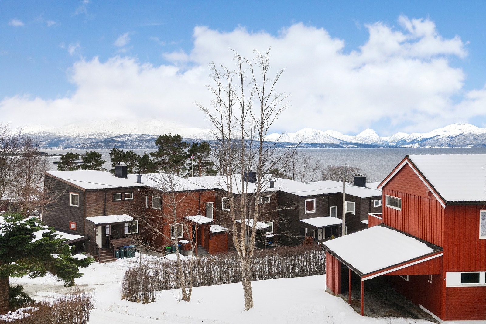 Utsikt til fjord og fjell fra soverom 2 i 2. etasje Galleribilde