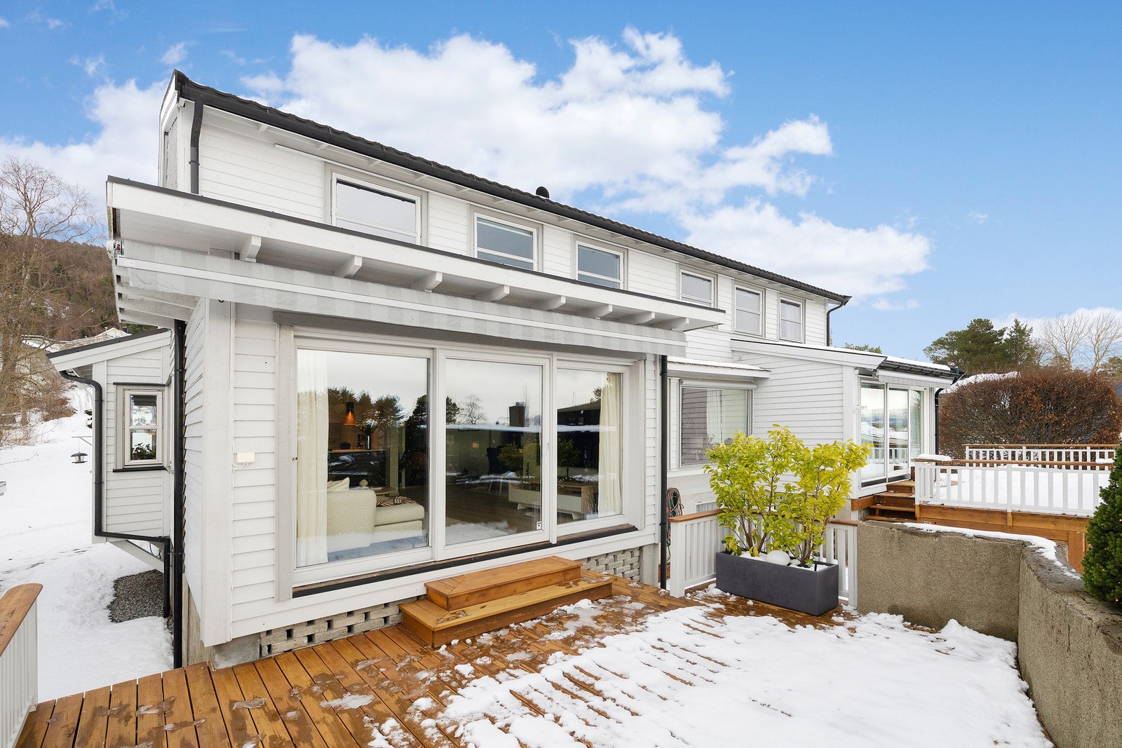 Terrassen har stor elektrisk terrassemarkise og god plass til utemøbler Galleribilde