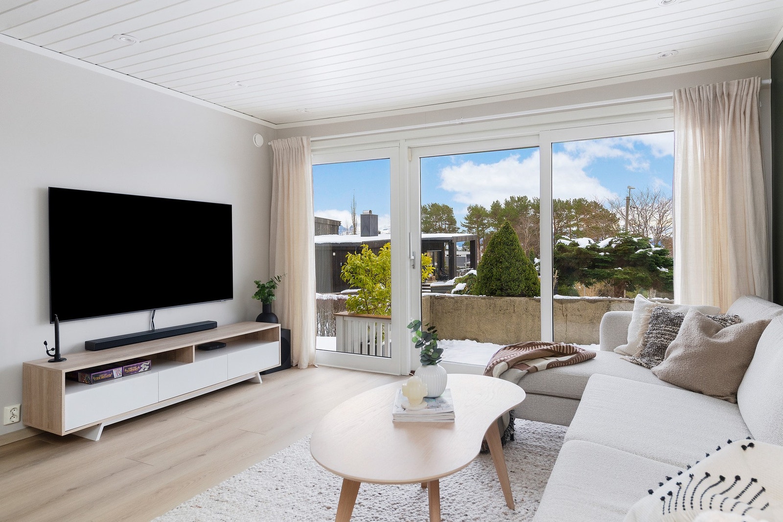 Fra stuen er det utgang til sydvendt veranda på ca. 20 m² Galleribilde