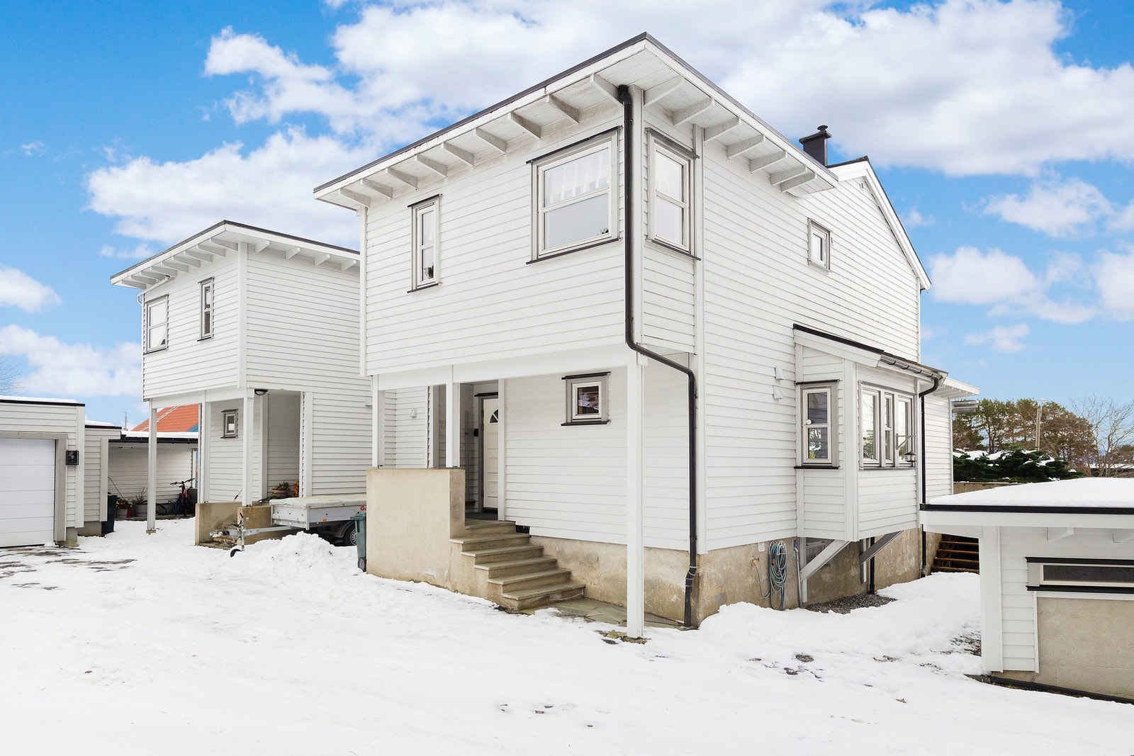 Inngangsparti og fasade mot nord og vest Galleribilde