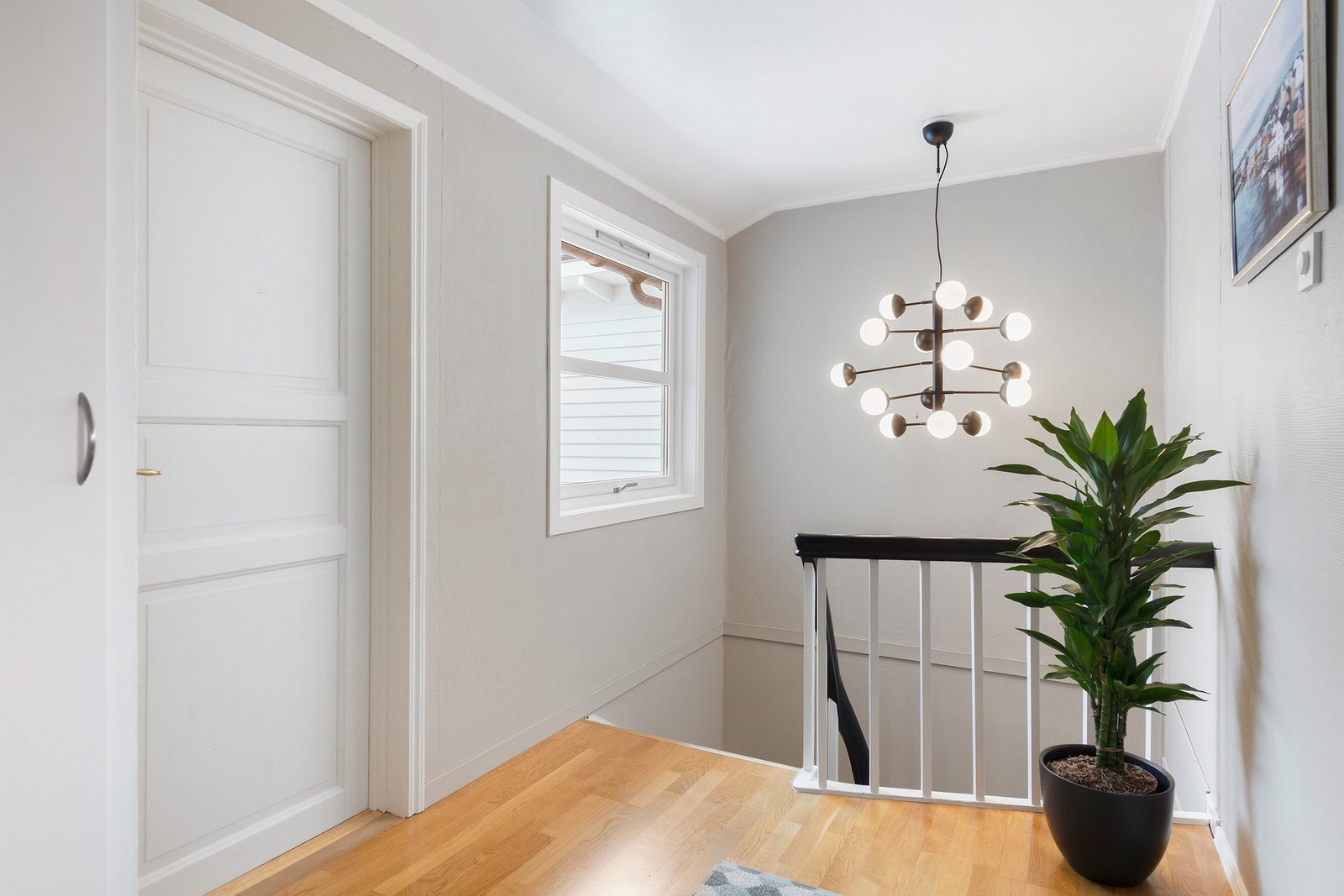 Gang i 2. etasje har adkomst til 3 soverom og et bad. Galleribilde