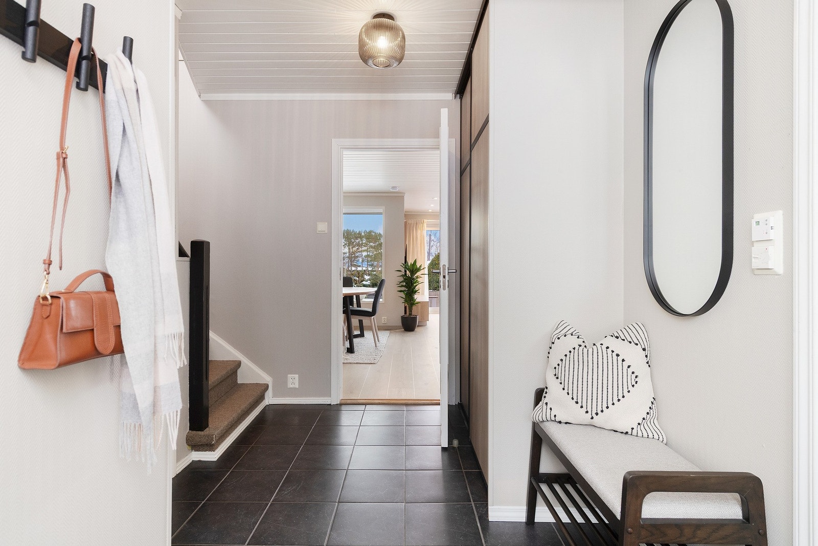 Entréen har garderobeskap og gode oppbevaringsmuligheter for yttertøy og sko Galleribilde