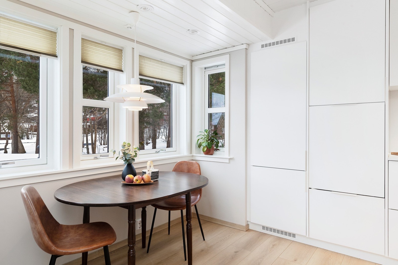 På kjøkkenet er det spiseplass med hyggelig utsyn til friområdet bak Galleribilde