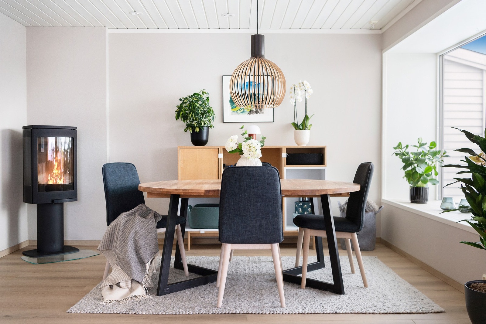 Hyggelig spiseplass med vedovn Galleribilde