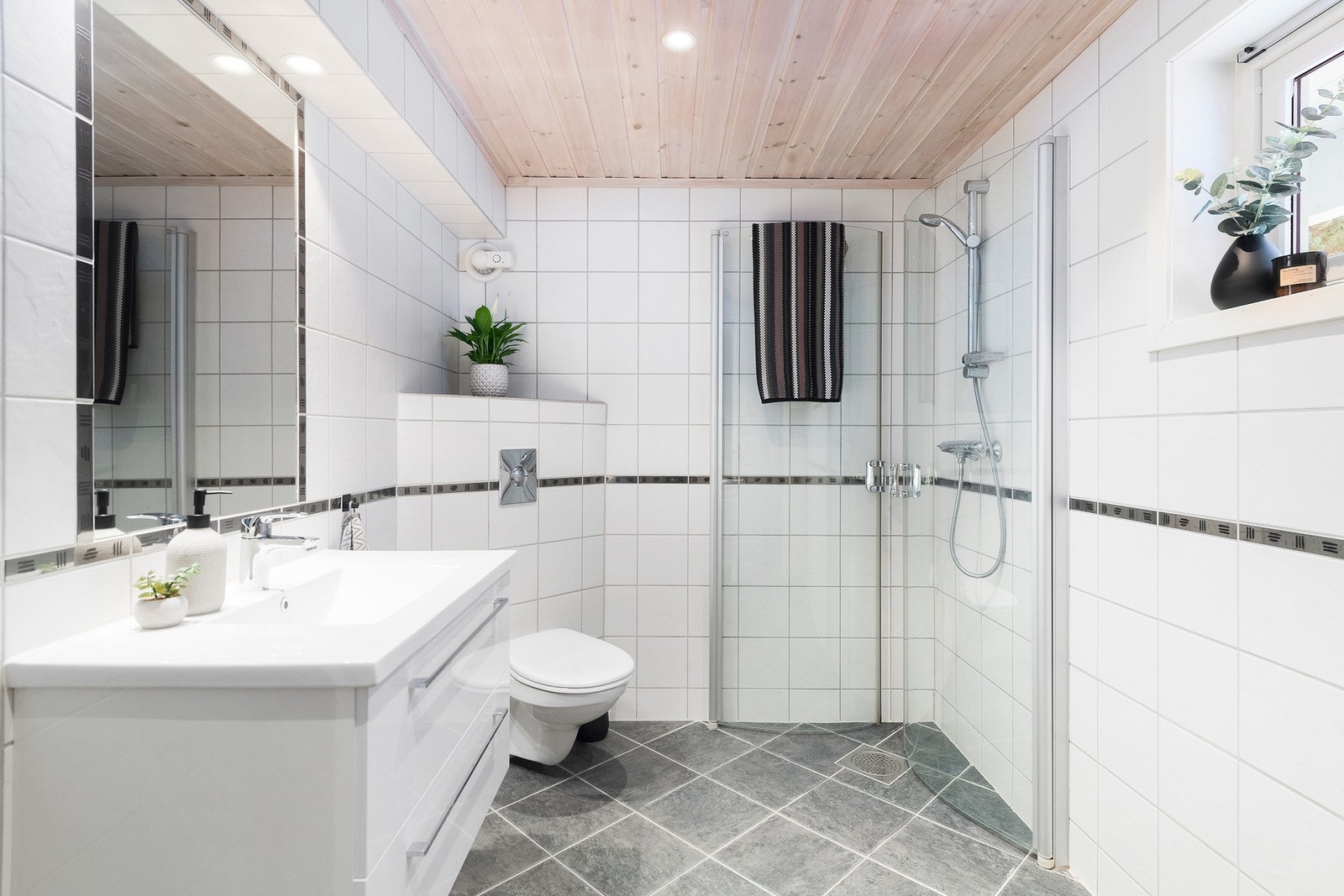 Bad i 1. etasje med varmekabler i gulv og downlights i himling Galleribilde