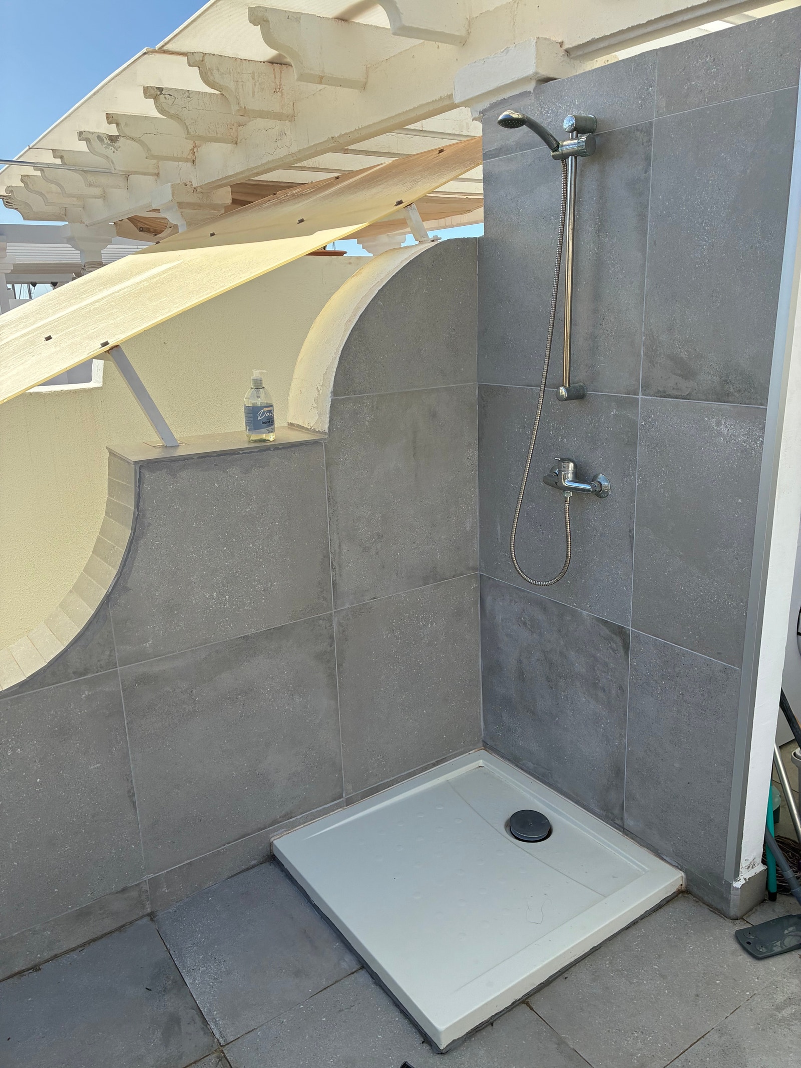 Dusch paa Takterrassen Galleribilde