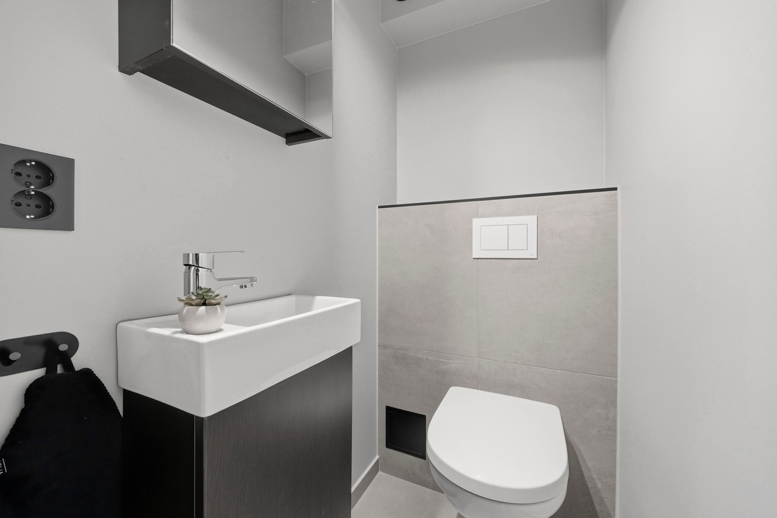 Toalettrom fra 2025 med flislagt gulv og varme Galleribilde