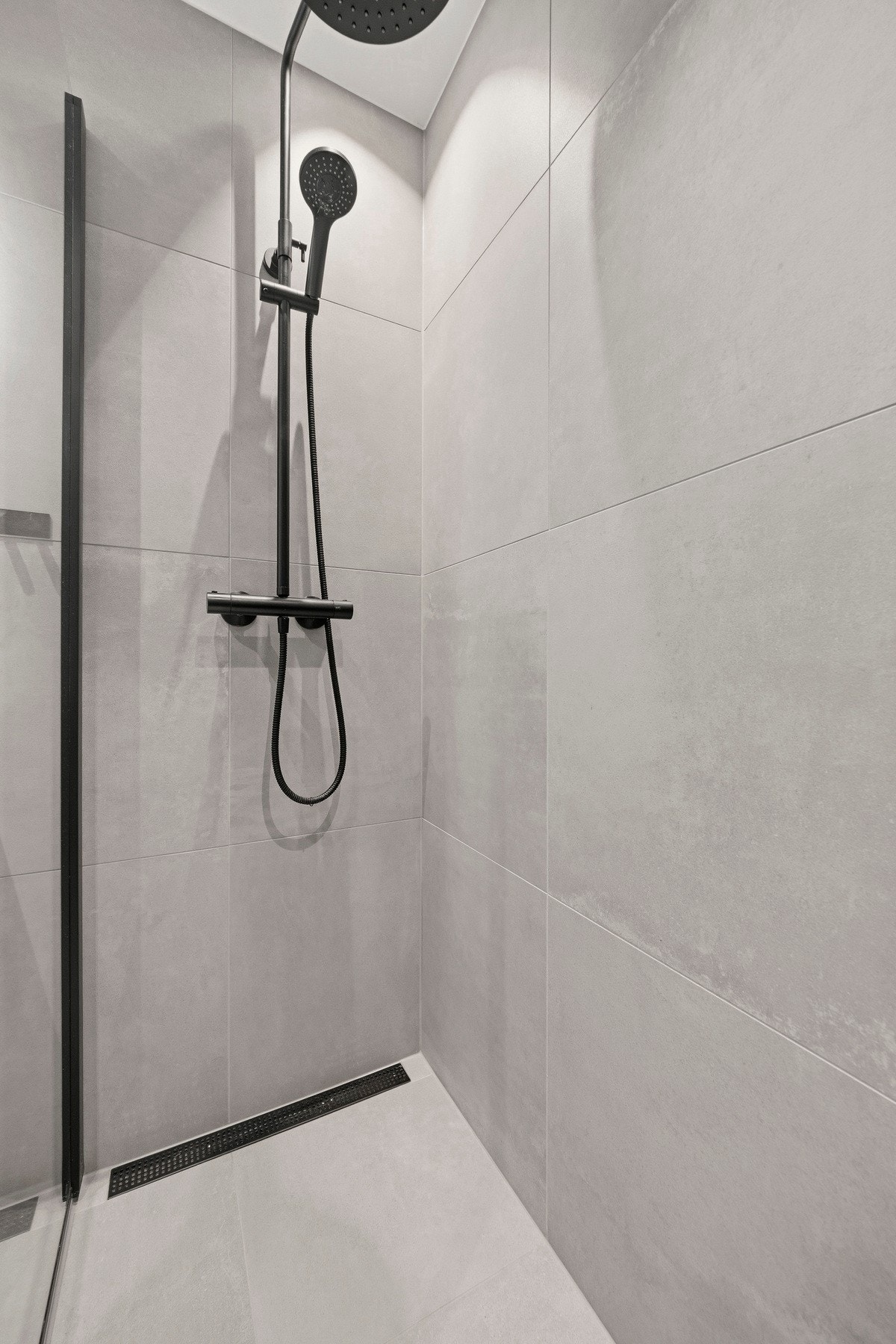 Dusjhjørne med skillevegg i herdet glass Galleribilde