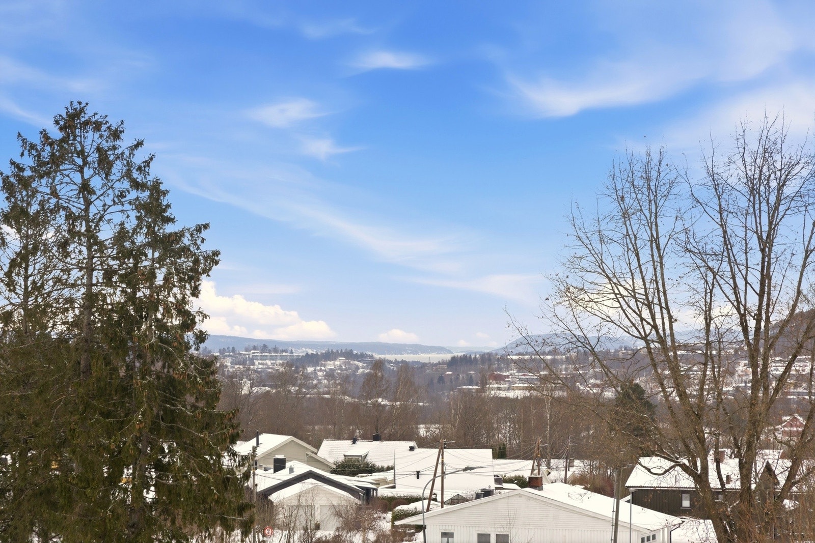 Flott utsikt fra balkongen - her er det ingen foran som gjør at det ikke er innsyn Galleribilde