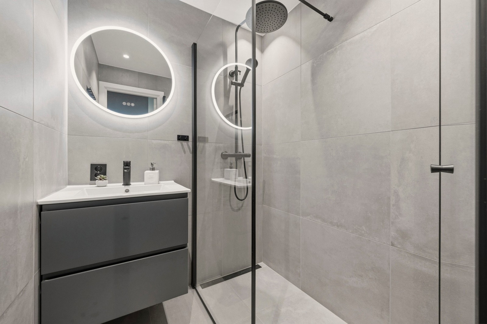 Delikat bad som er nyoppusset i 2025 - det er varmekabler i gulv Galleribilde