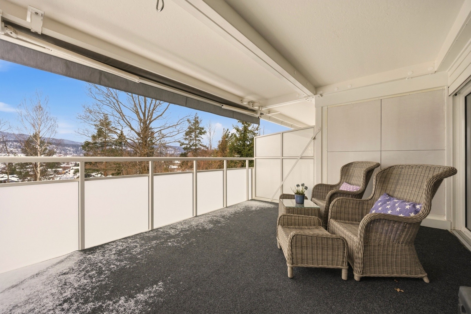 Her er det rikelig med plass til sofagruppe, grill og dekorativ beplantning, slik at du kan skape en lun og innbydende uteplass Galleribilde