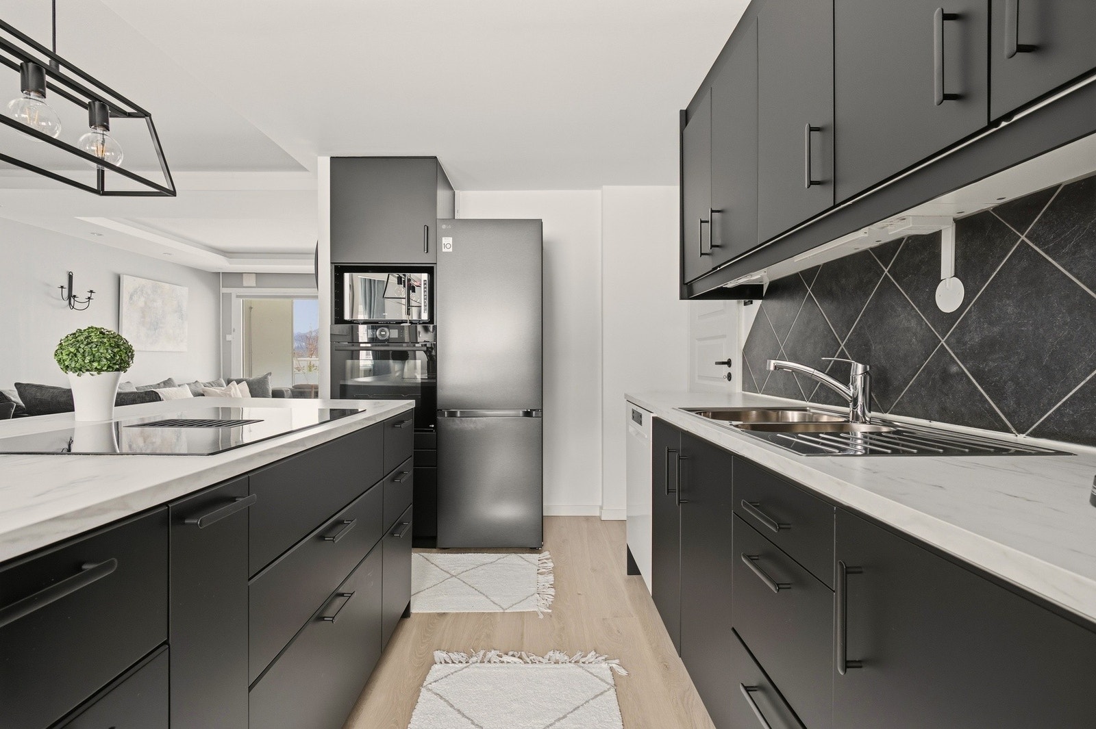 Rikelig med skap- og benkeplass sørger for å skape et funksjonibelt og arbeidsvennlig kjøkken Galleribilde