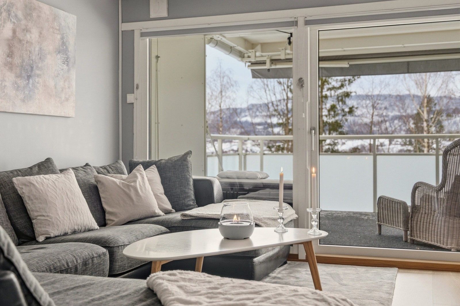 Leilighetens stue har store vindusflater som byr på masse naturlig lysinnslipp inn i leilighetens sosiale sone. Galleribilde