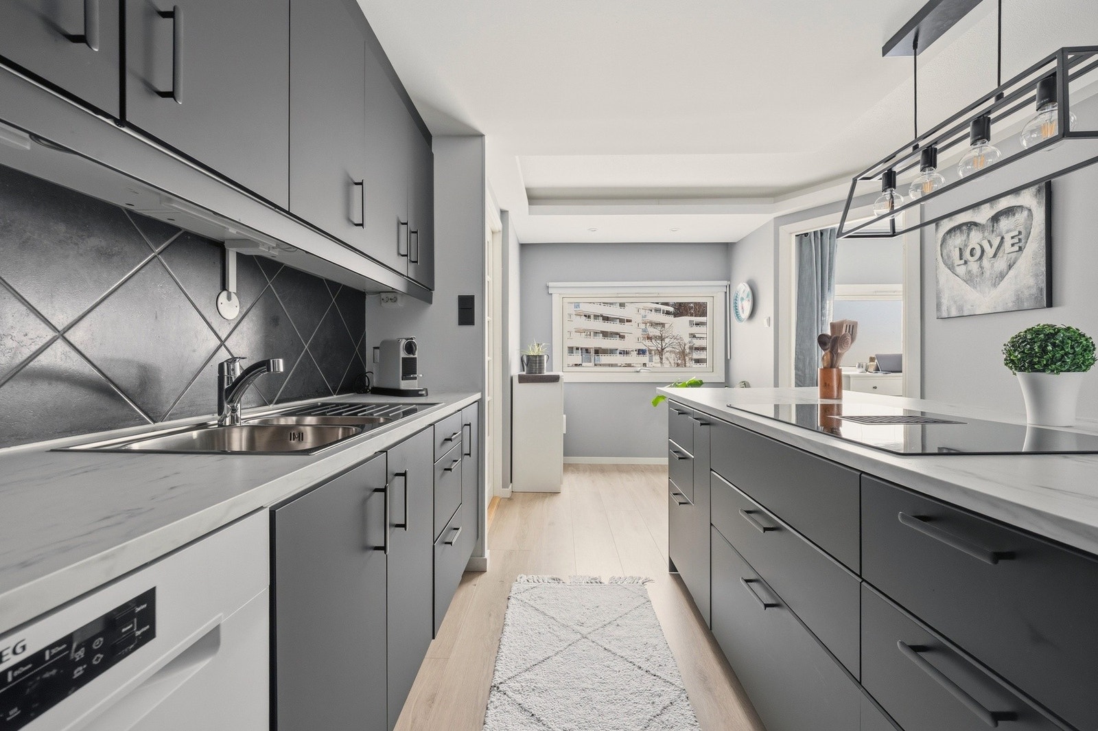 Kjøkkenet har intigrerte hvitevarer, herrunder: platetopp, stekeovn, oppvaskmaskin og mikroovn Galleribilde