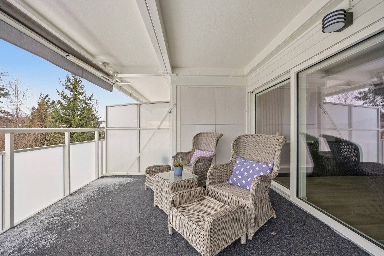 Balkongen byr på meget gode solforhold, noe som gir fine rammer for både avslapning og sosiale sammenkomster Galleribilde