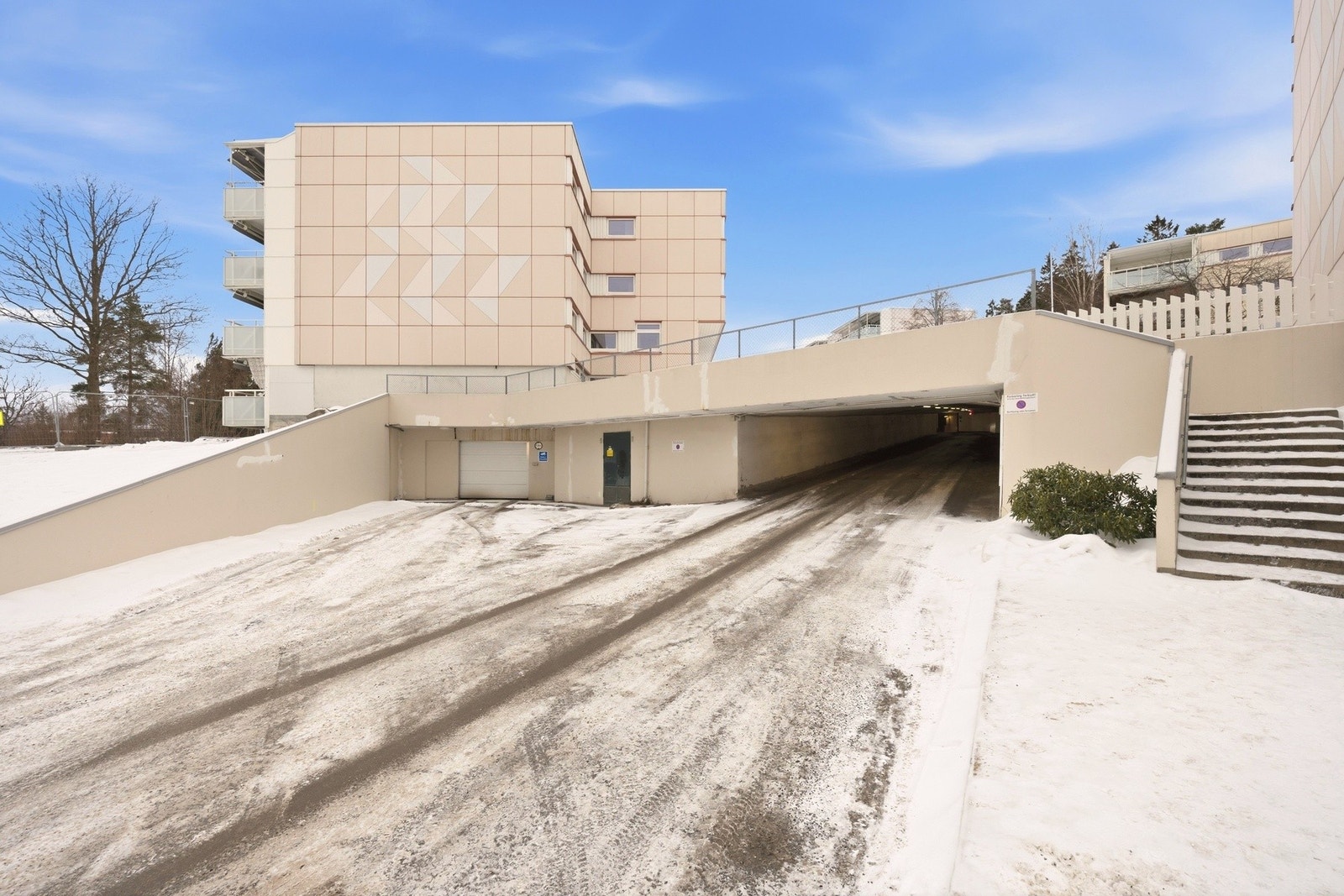 Det medfølger garasjeplass i felles anlegg under blokken Galleribilde