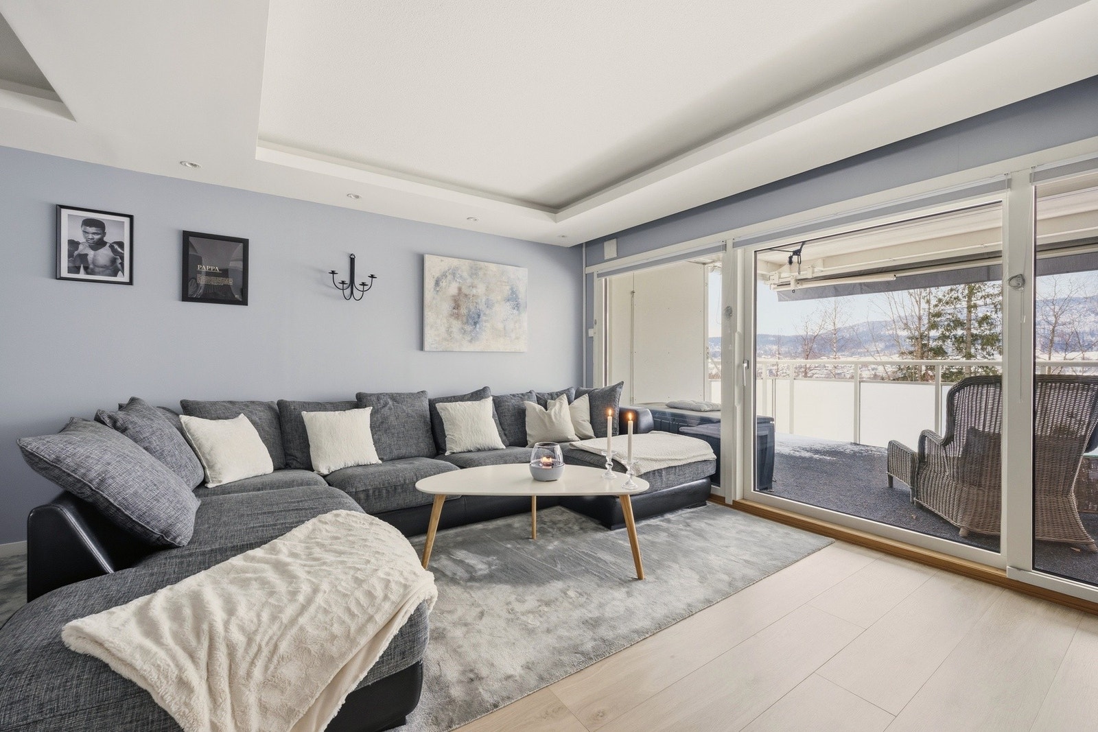 Fra stuen er det adkomst til balkongen - som fungerer som en forlengelse av stuen på sommerstid Galleribilde