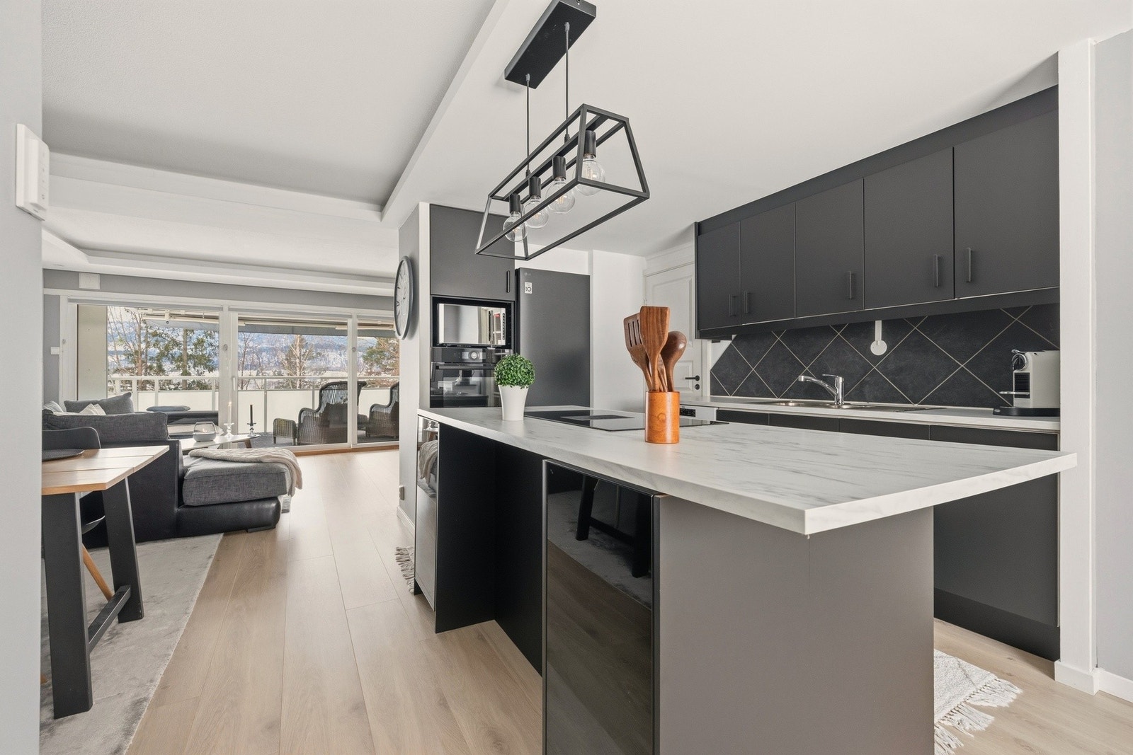 Funksjonell kjøkkenøy som bidrar til god arbeidsplass på kjøkkenet Galleribilde