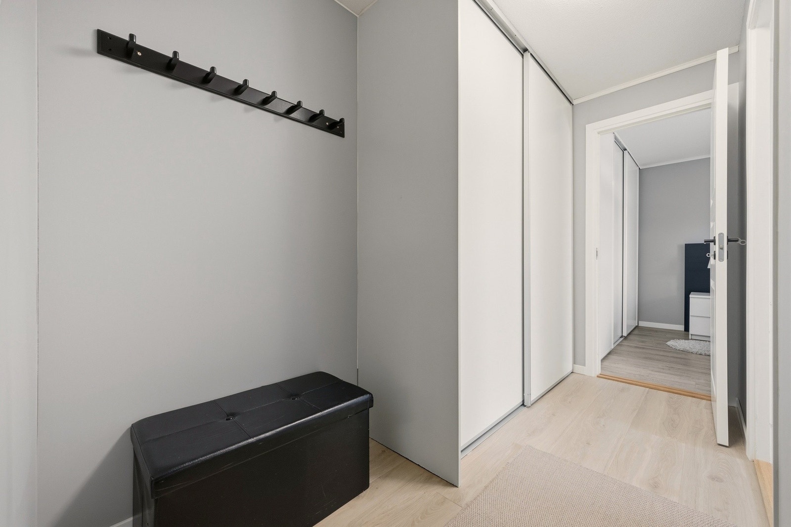 Entréen byr på rikelig med plass til oppbevaring av sko og yttertøy, noe som gir en praktisk og ryddig hverdag Galleribilde