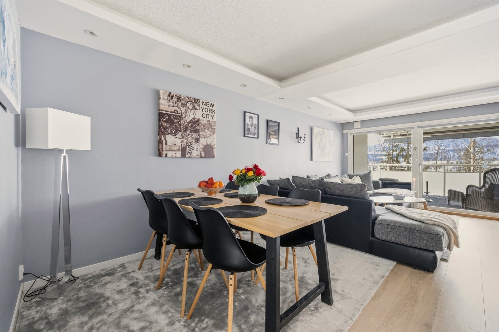 Stuen har en praktisk og gjennomtenkt planløsning med godt adskilte soner Galleribilde