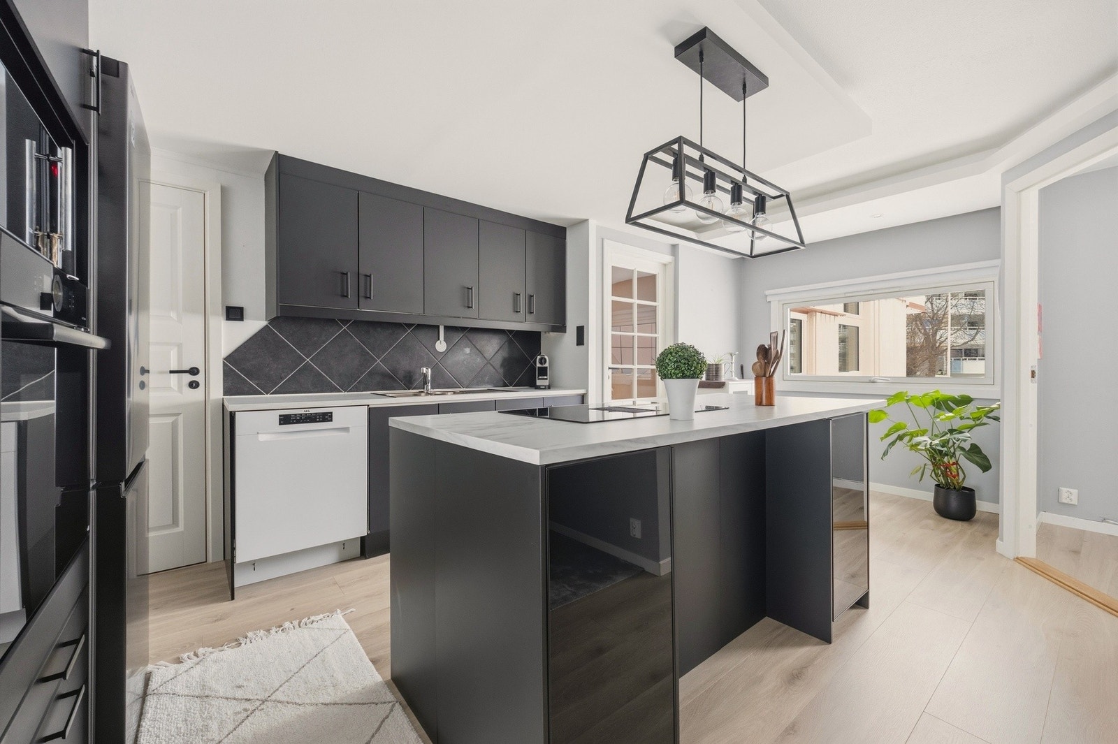 Leiligheten har et pent kjøkken fra 2025 med laminerte skrog og slette fronter Galleribilde