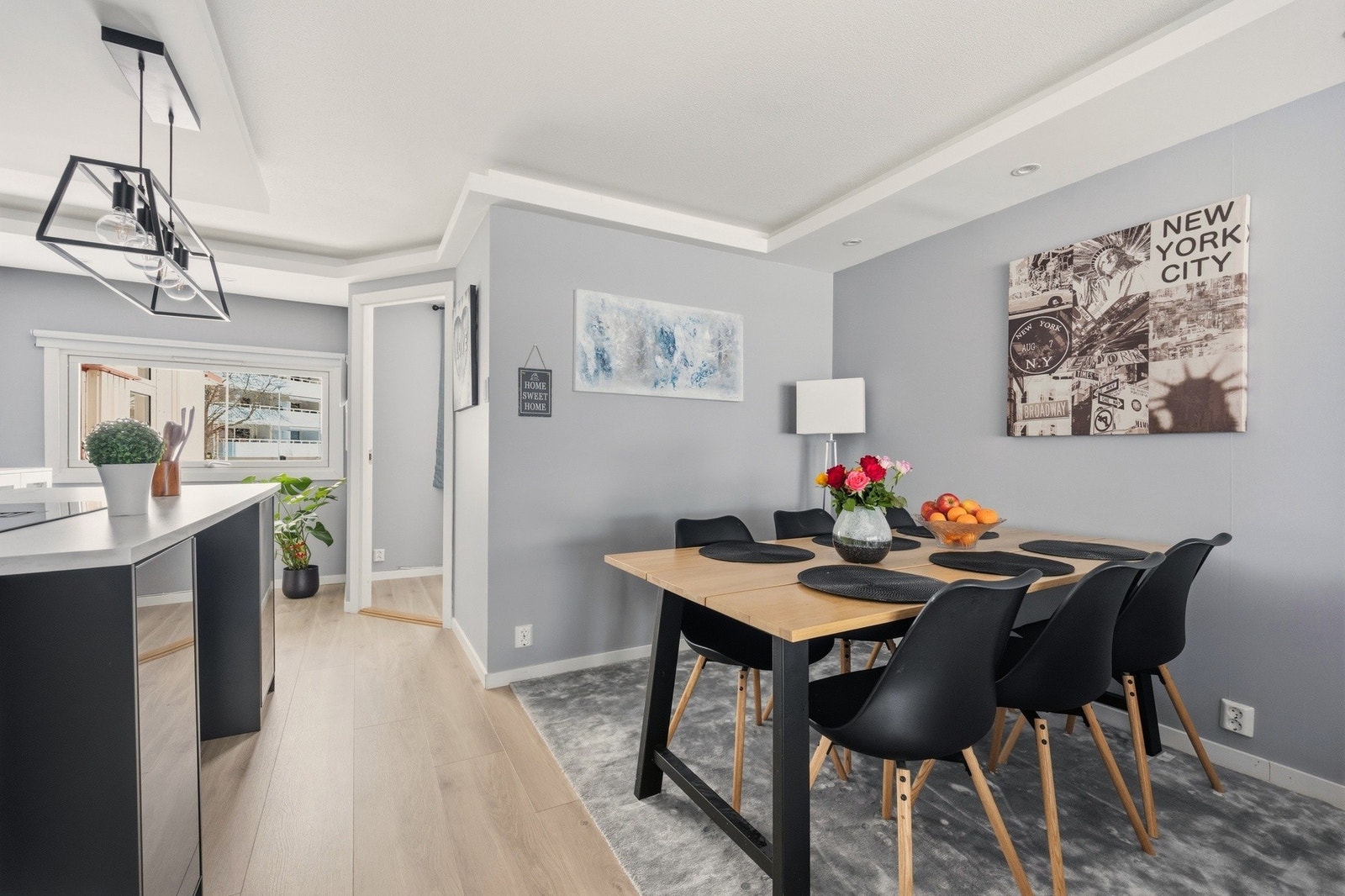 I direkte tilknytning til stue og kjøkken er det god plass til å innrede med et langbord eller en annen spisegruppe etter eget ønske og behov Galleribilde