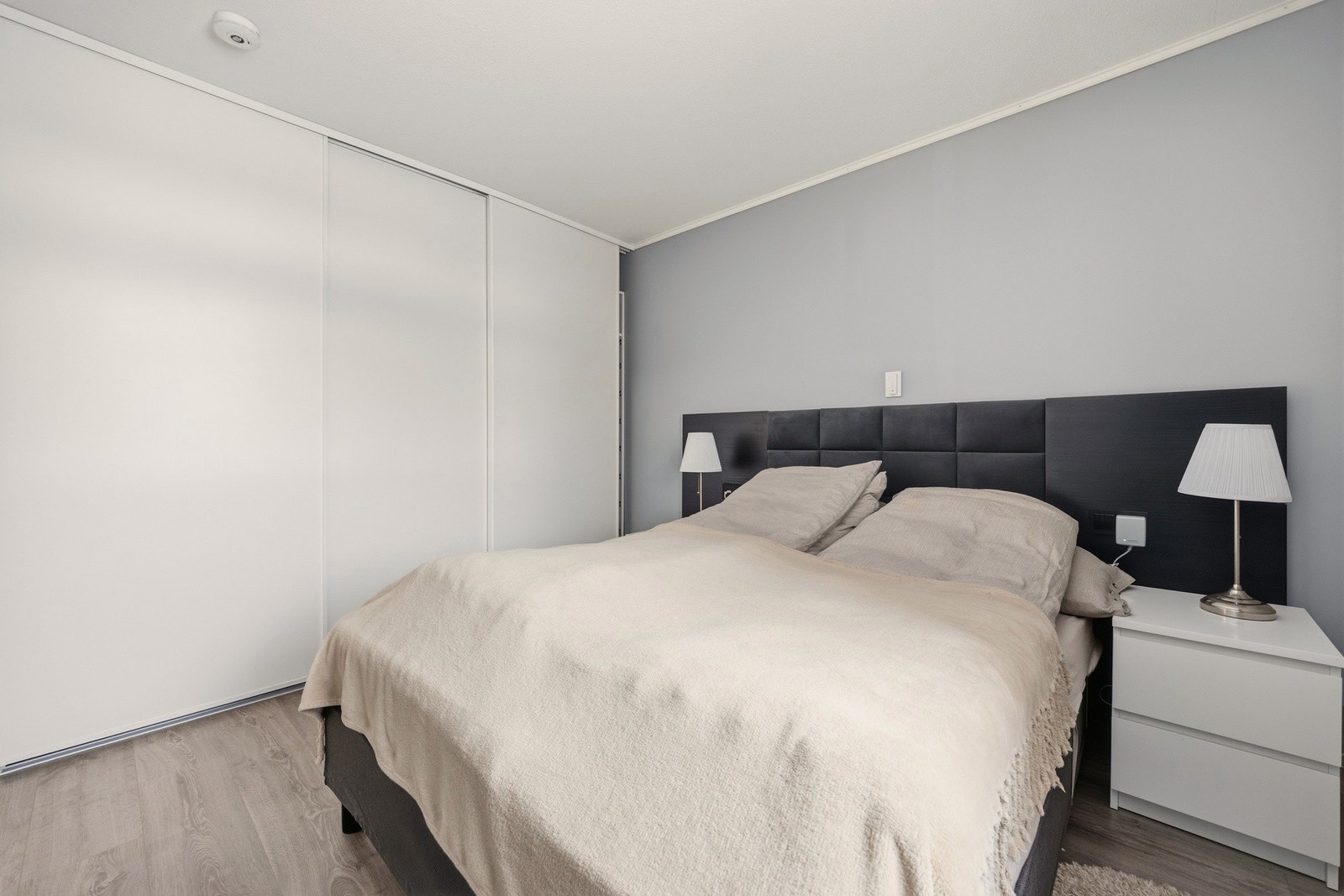 Hovedsoverommet er av god størrelse med plass til dobbeltseng, nattbord og har en god garderobeløsning Galleribilde