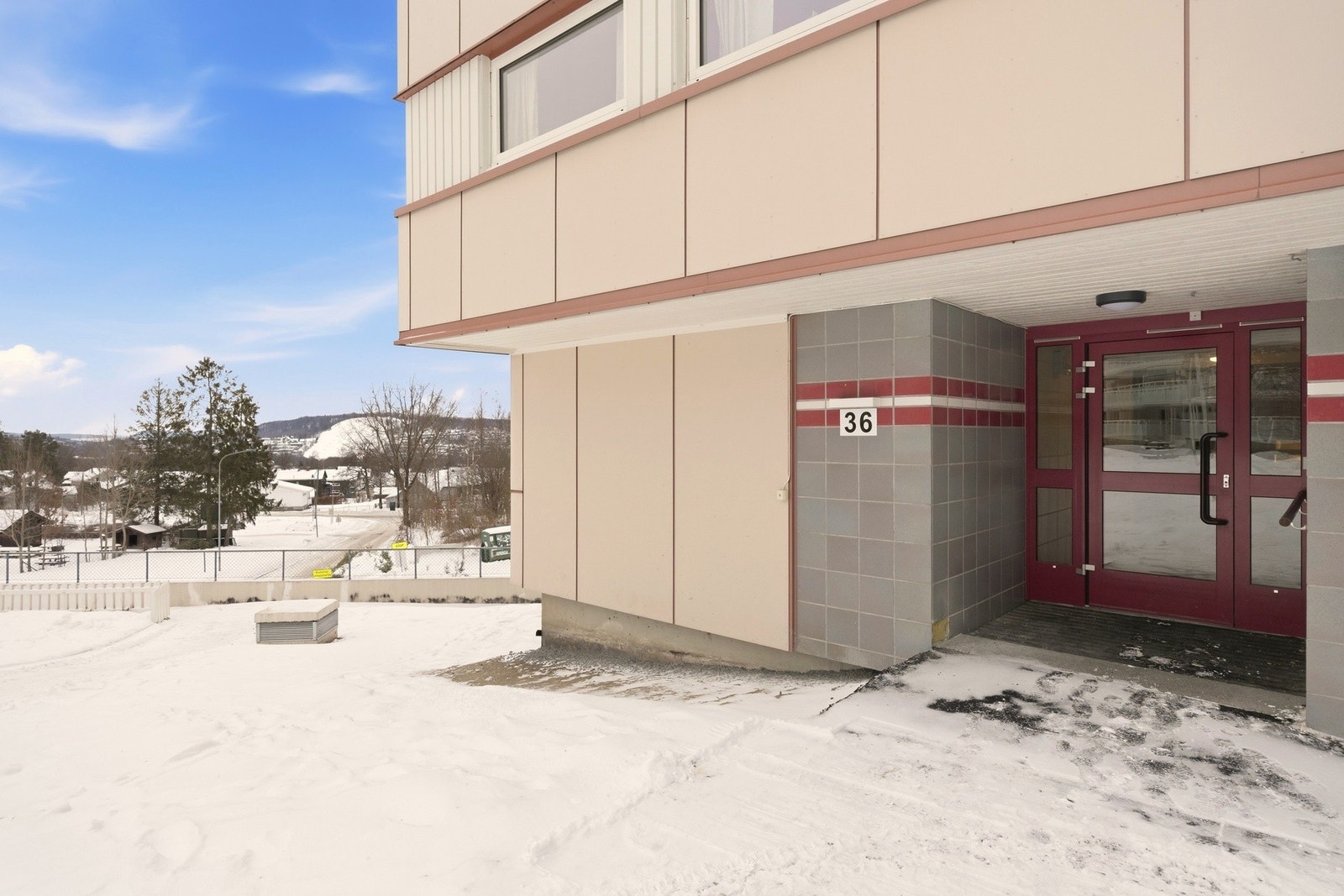 Inngangsparti - leiligheten ligger i byggets 1.etasje Galleribilde