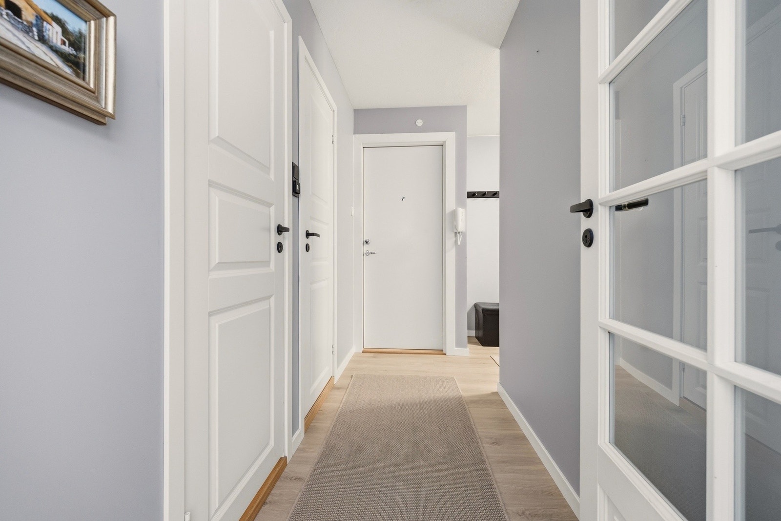 Velkommen inn! Leiligheten har en romslig entré som gir et svært godt og innbydende førsteinntrykk av boligen Galleribilde