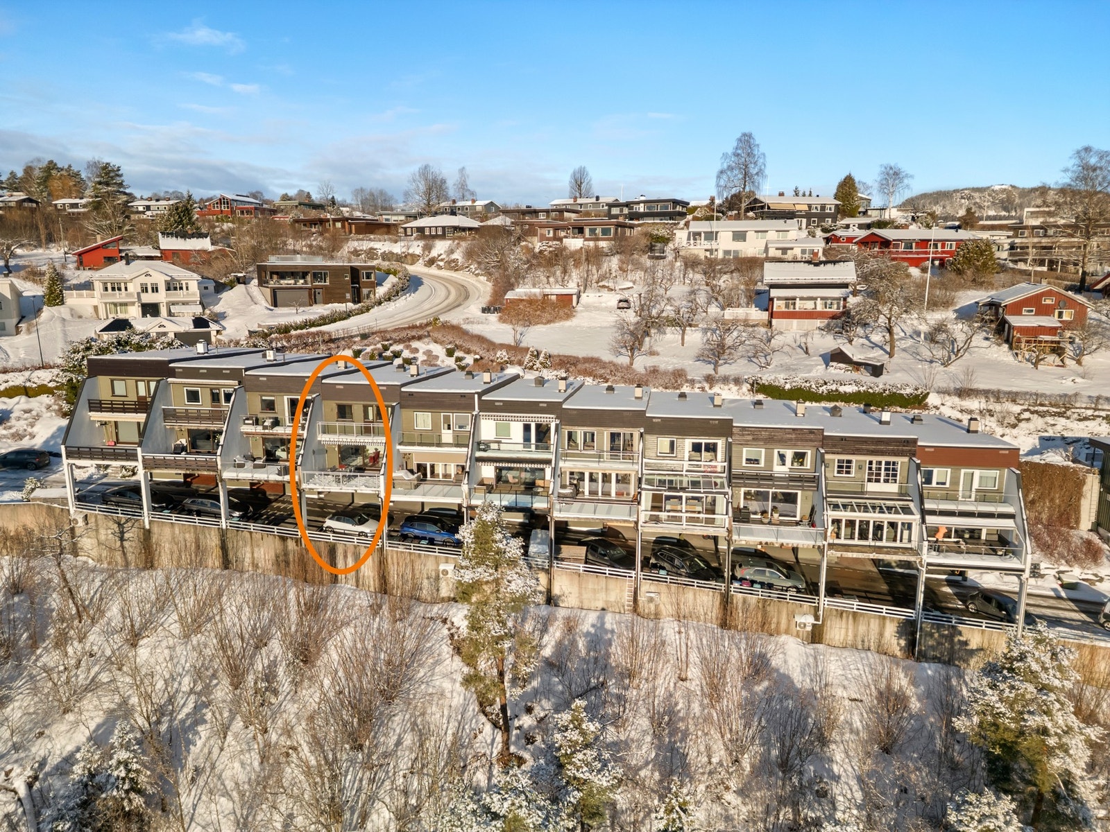 Leanglia 8 har god internbeliggenhet på området. Det er 3 uteplasser med flott utsikt og sol fra morgen til kveld. Galleribilde