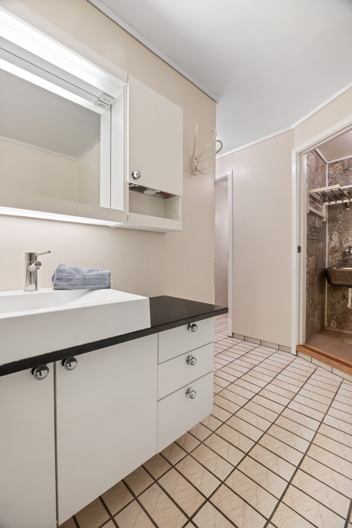 Bad i mellometasjen Galleribilde