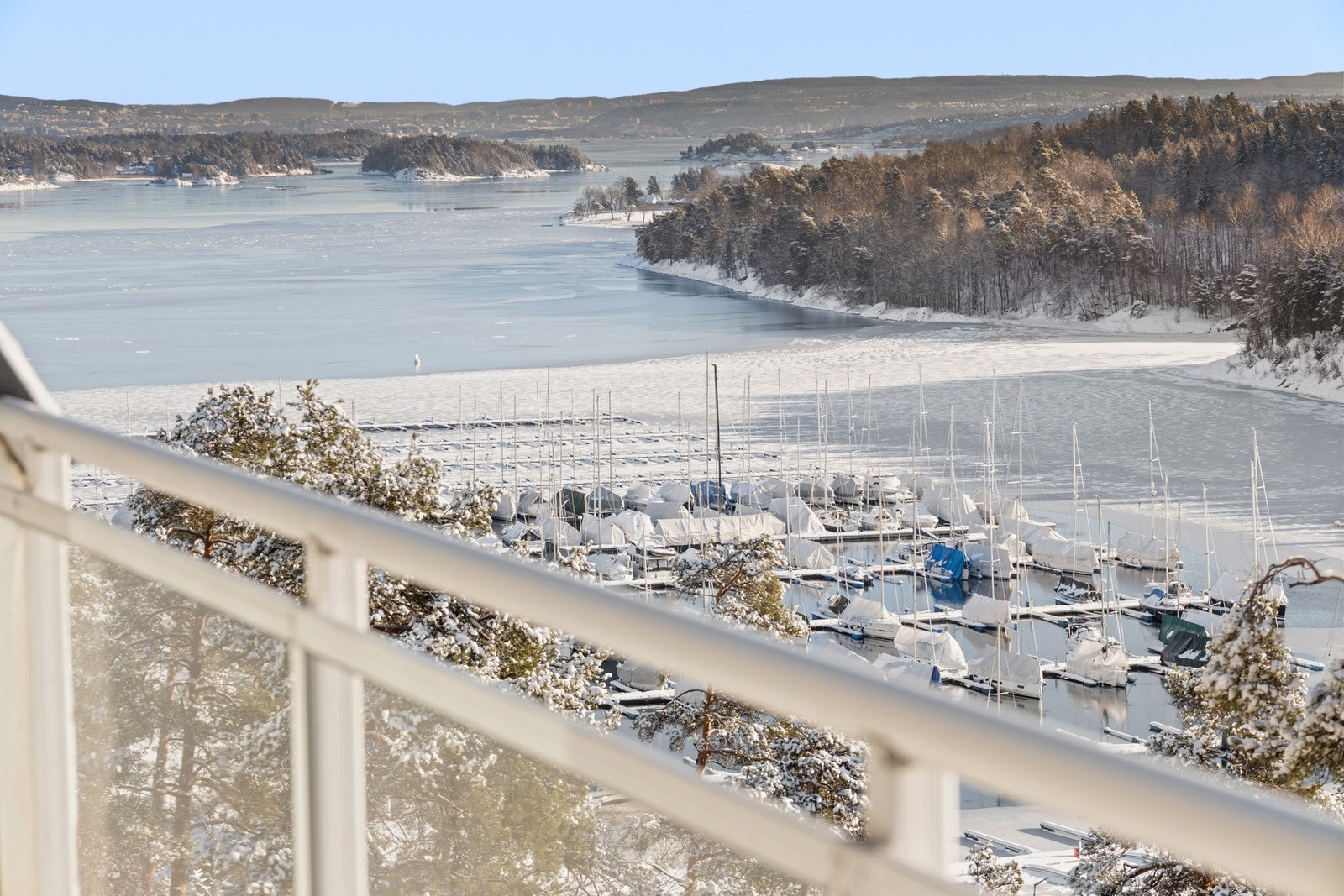 Flott fjordutsikt utover Leangbukta fra terrassen Galleribilde