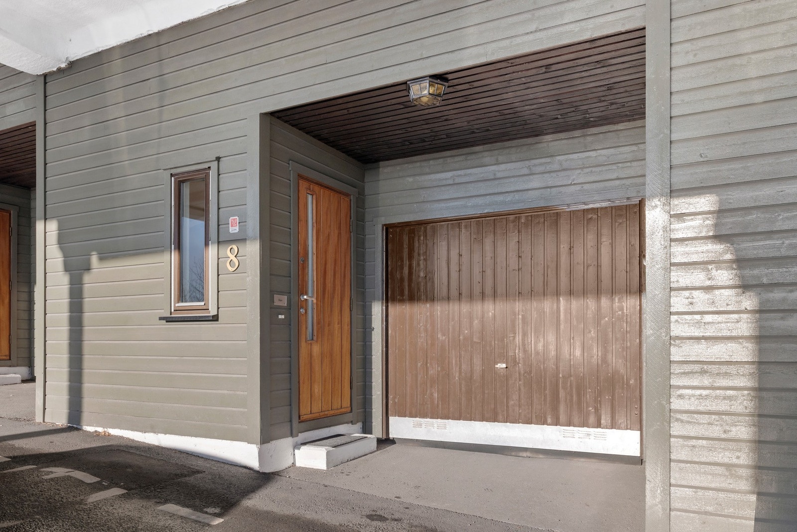 Boligens hovedinngang er i nederste plan. Her er det også en integrert garasje med tilgang videre til 2 romslige boder og en stor lagringshems Galleribilde