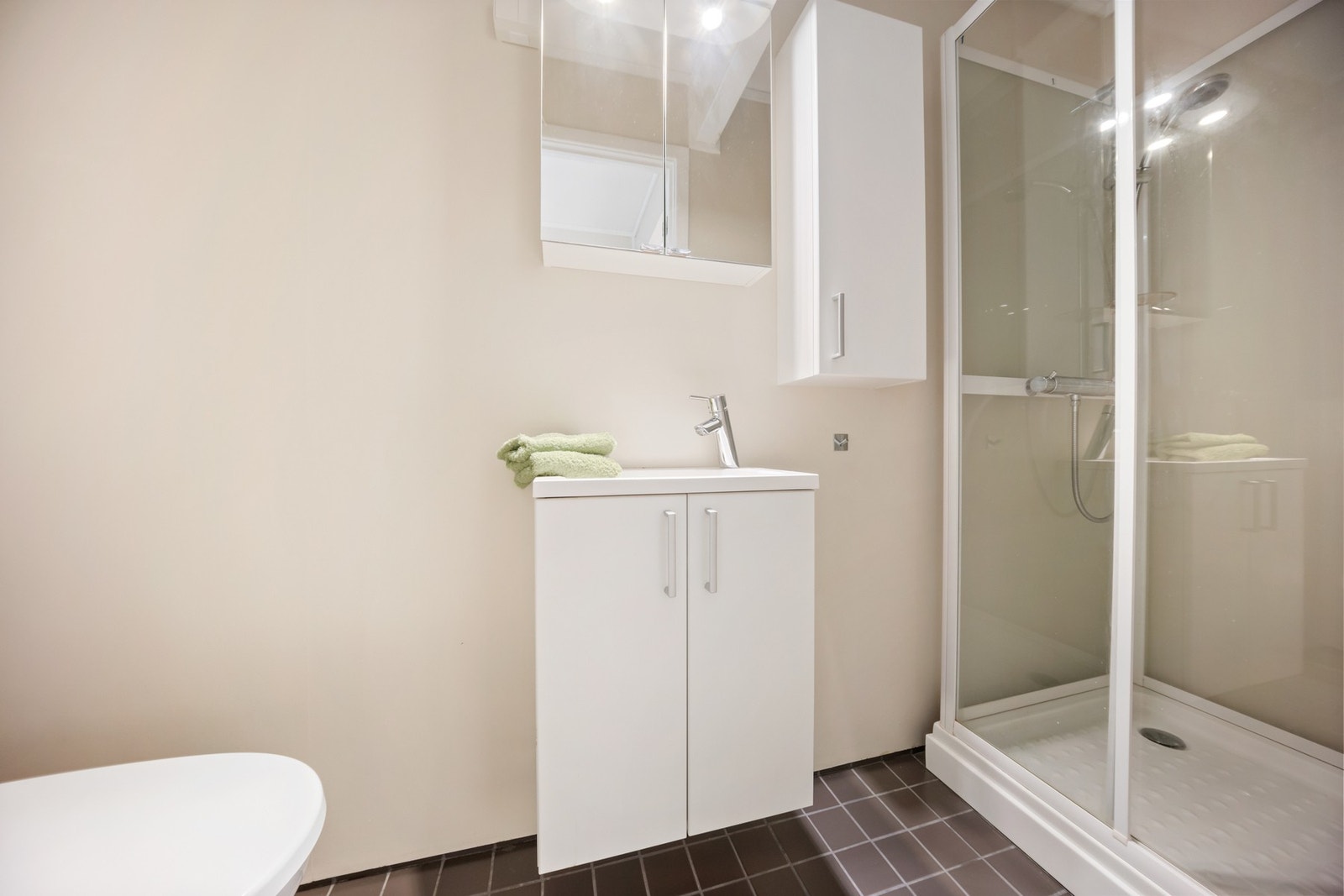 Det er 2 baderom i boligen, her fra badet i øverste etasje i tilknytning til soverommene Galleribilde