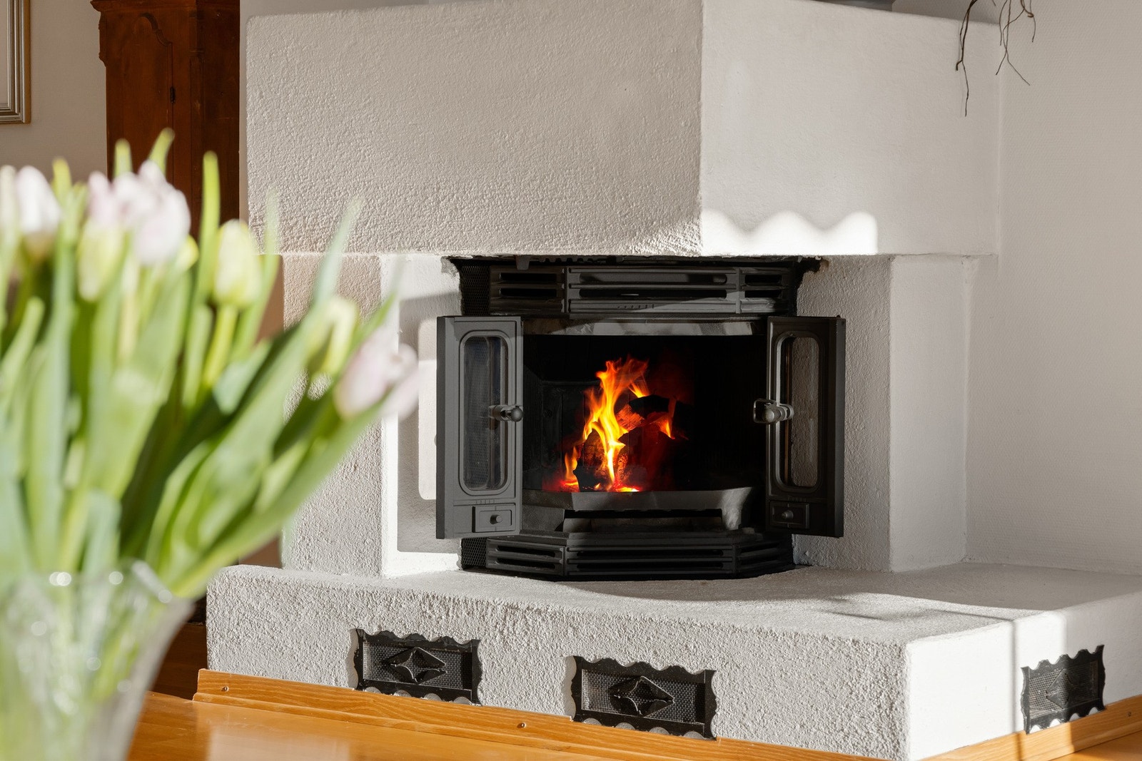 Fin peis i stuen som gir varme på kaldere dager Galleribilde