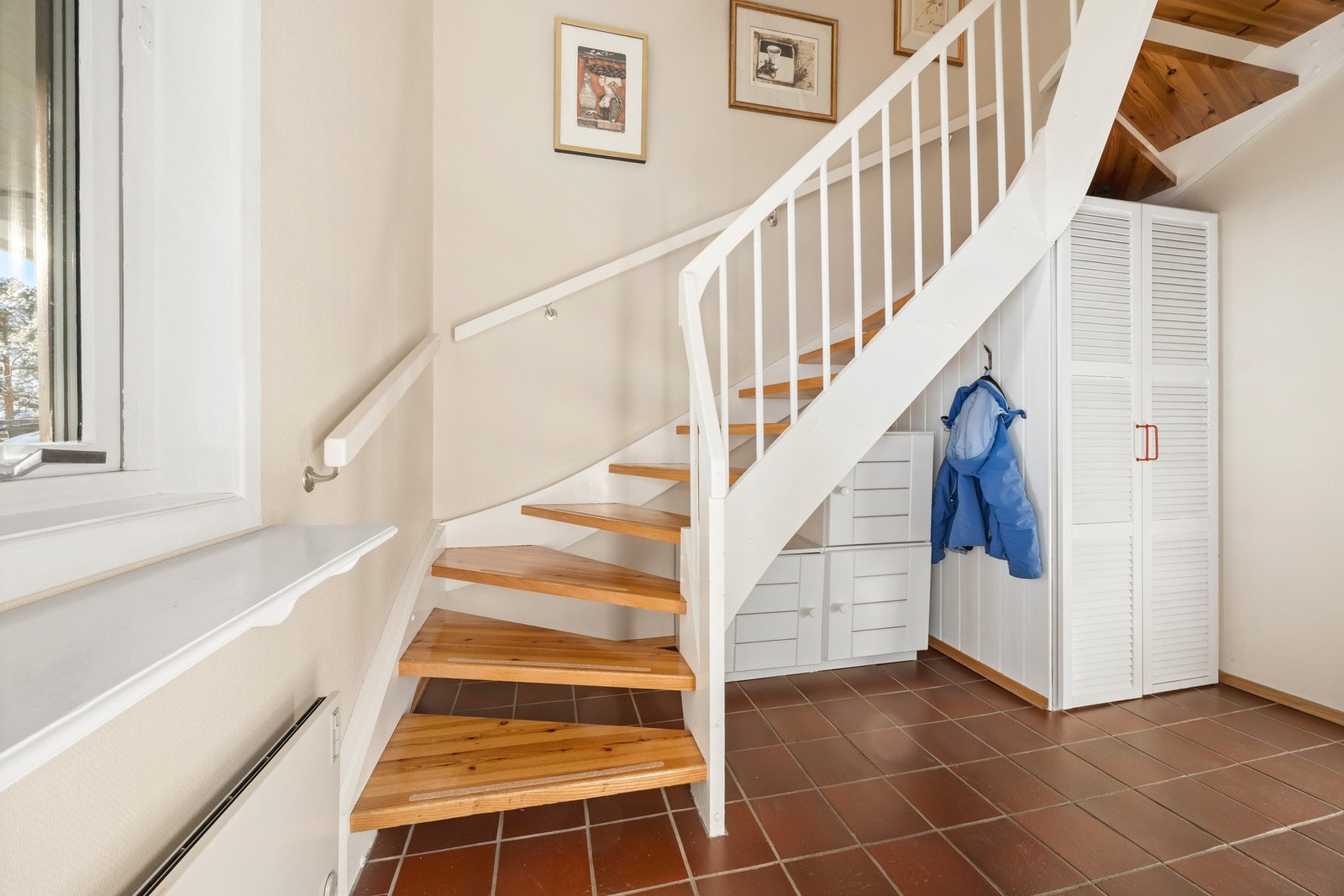 Velkommen inn - entré i nederste plan med garderobeplass Galleribilde