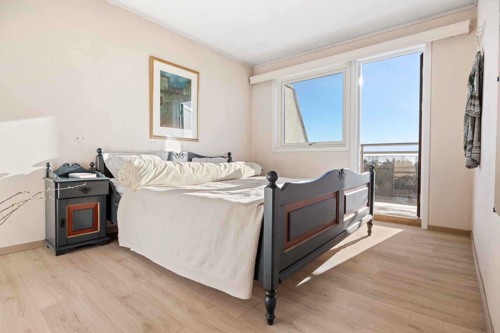 Det er 3 soverom i øverste etasje. Soverom 1 vender mot sydøst (mot fjorden) Galleribilde