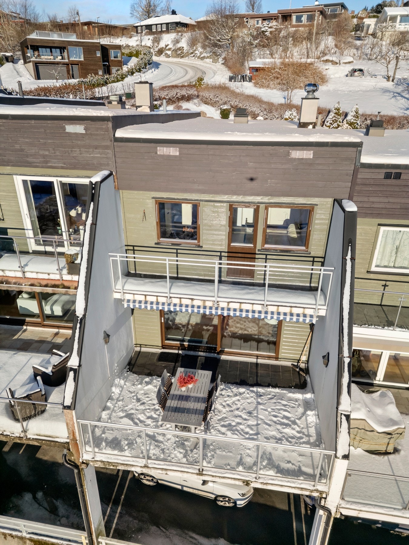 Boligen er over 3 plan og har utgang til hyggelige og solrike terrasser på begge sider av huset Galleribilde