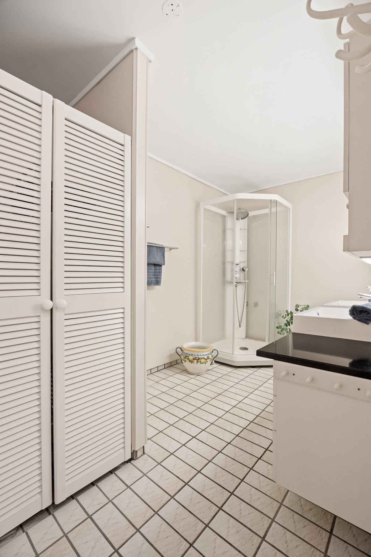 Bad i mellometasjen Galleribilde