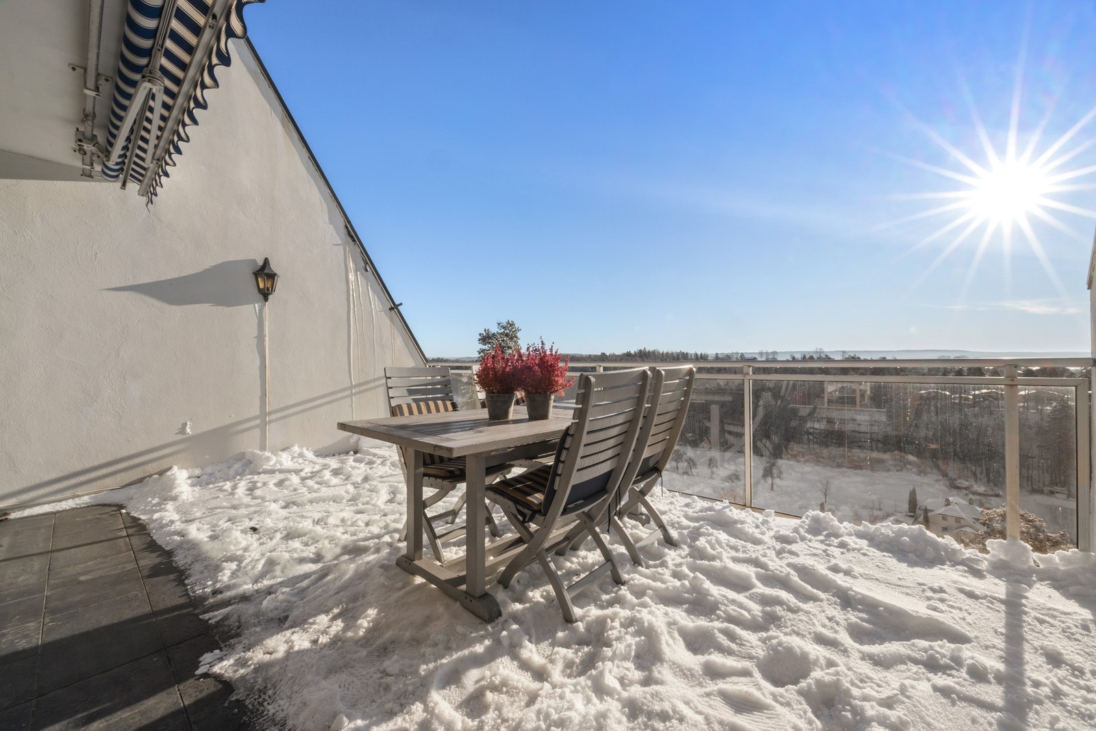 Fra stuen er det utgang til sydøstvendt terrasse på 19 kvm med fantastisk utsikt Galleribilde