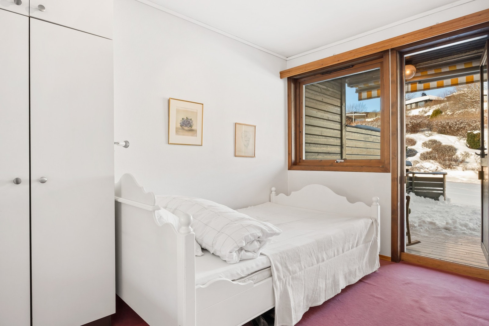 Soverom 3 vender mot nordvest og har utgang til terrasse på baksiden av huset Galleribilde