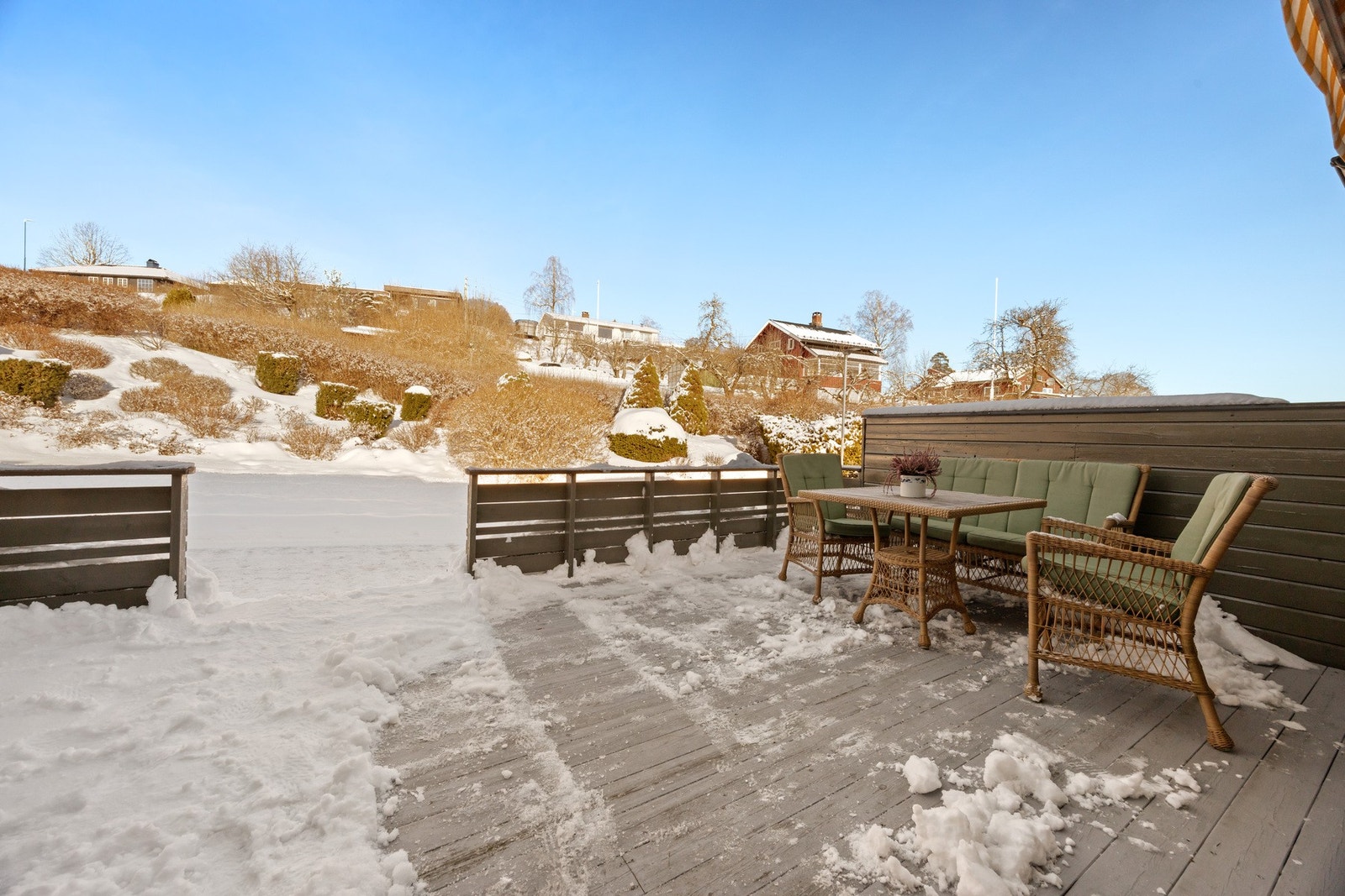 Nordvestvendt terrrasse på ca. 27 kvm på baksiden huset. Her kan ettermiddags- og kveldssolen nytes. Galleribilde