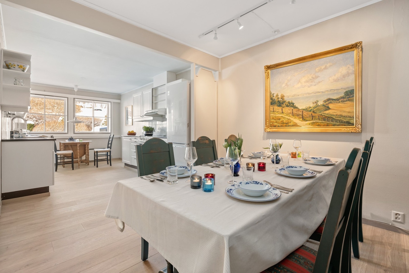 God plass til stort spisestuebord i tilknytning til kjøkkenet i øverste etasje Galleribilde