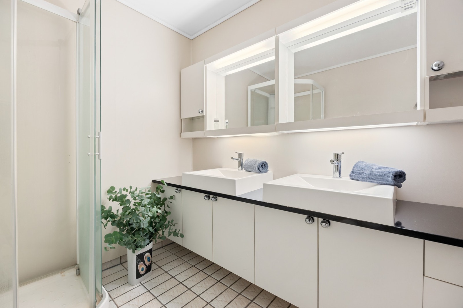 Bad 2 ligger i mellometasjen, et stort og romslig baderom med tilgang videre til separat toalettrom og vaskerom. Galleribilde